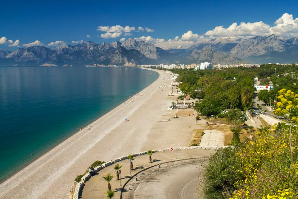 Konyaalti beach with the Taurus Mountains behind