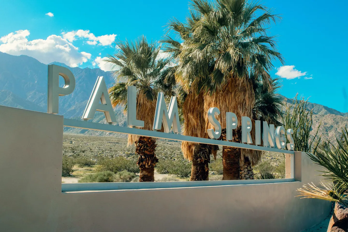 Palm Springs Windmills, Cabazon Dinosaurs & Outlets | JourneyCities
