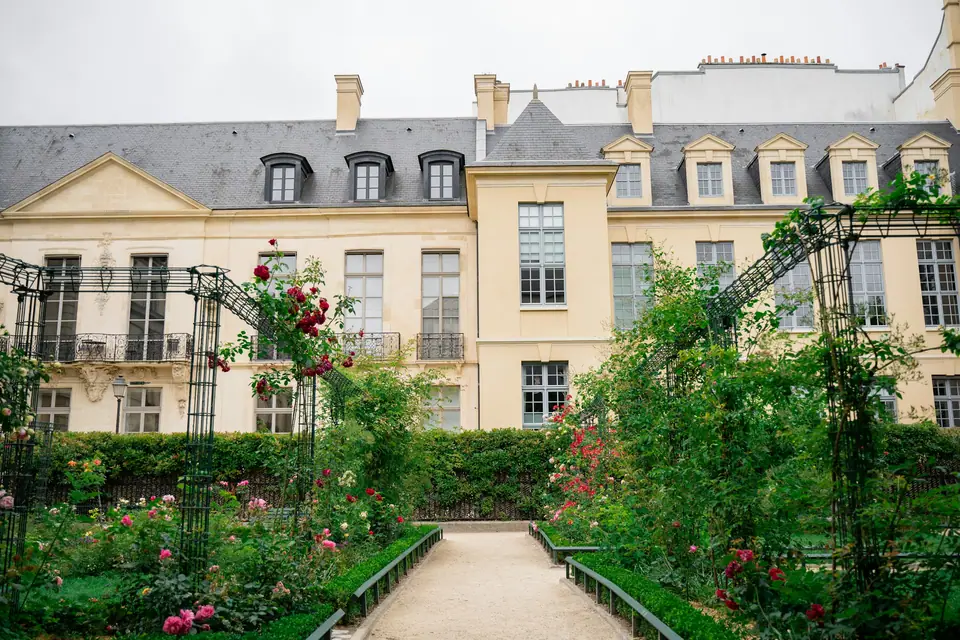Historic mansion and garden in central Paris